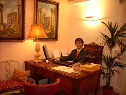 La scrivania dello studio Romana Negozi