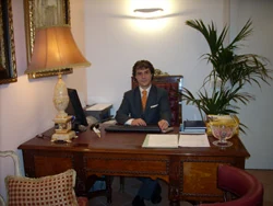 Claudio Gennarelli alla scrivania dello studio